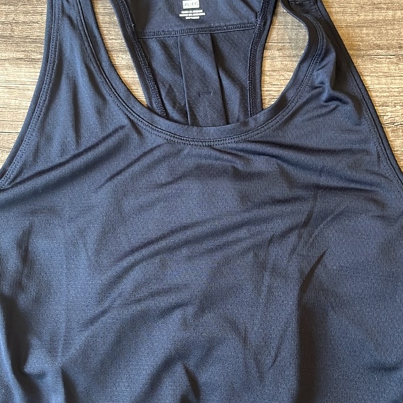 2 Womens tanks - Picture 4 of 4